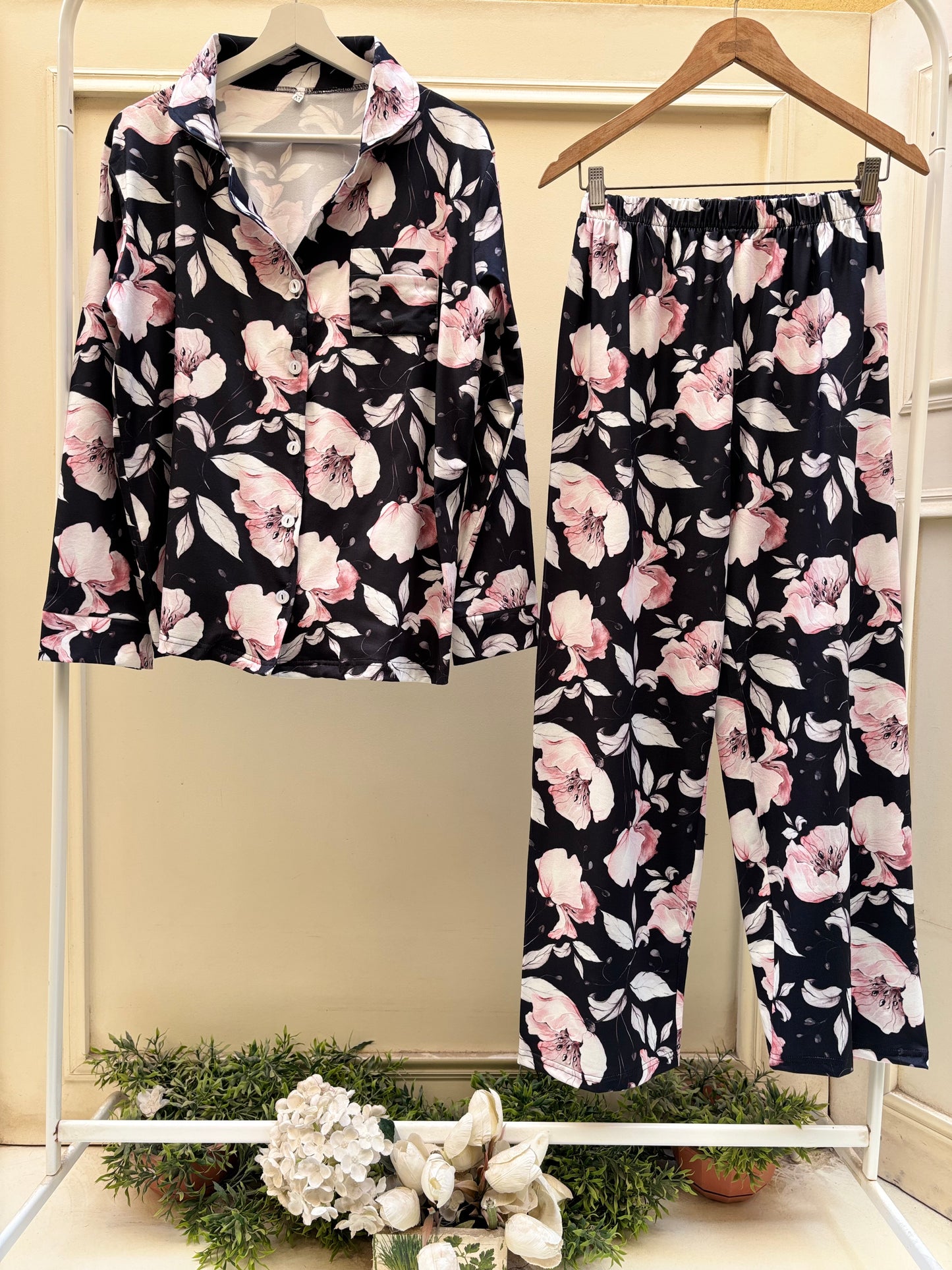 Black rose buttoned set