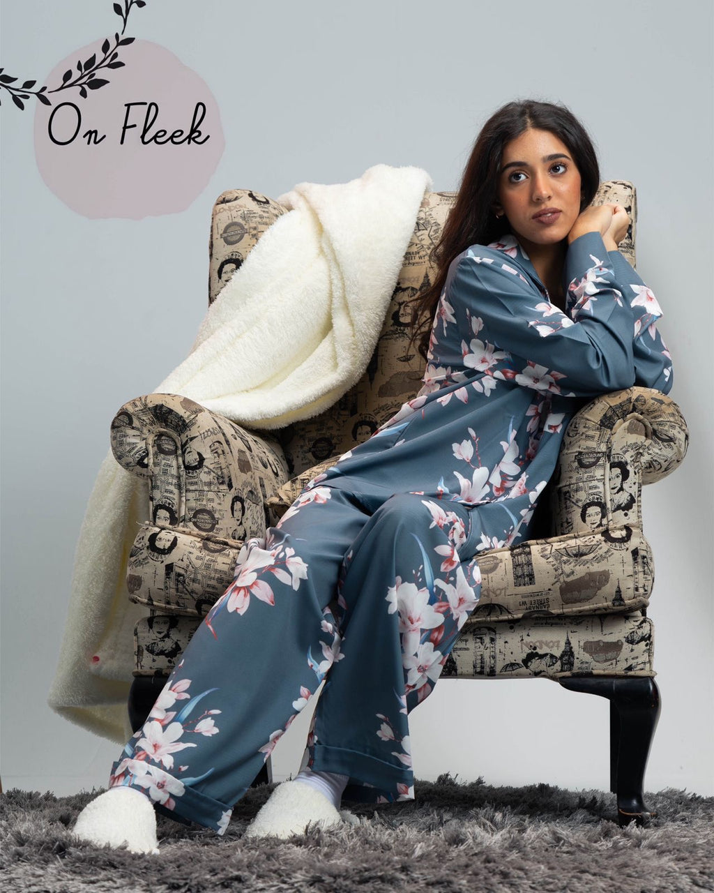 Grey flowers buttoned set